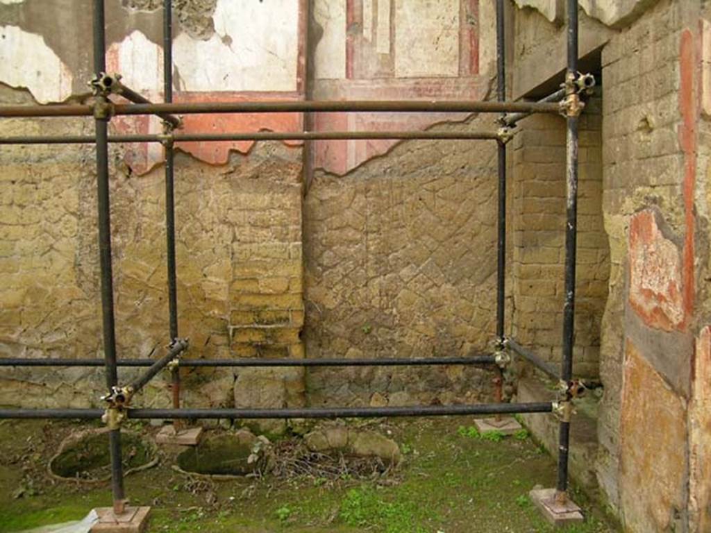 V.11, Herculaneum. December 2004.
Looking towards south end of east wall of atrium, with 3 dolia embedded into the flooring next to the east wall.
Photo courtesy of Nicolas Monteix.